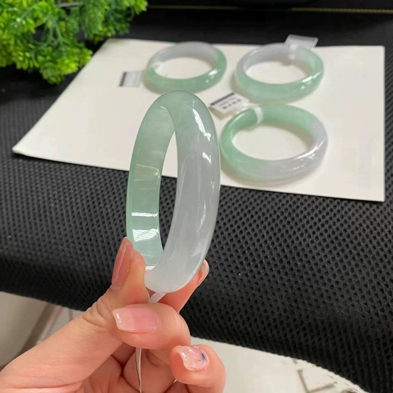 缅甸旺夫翡翠手镯玉石玉手镯女冰种浅绿翡翠玉手镯正圈贵妃玉镯子